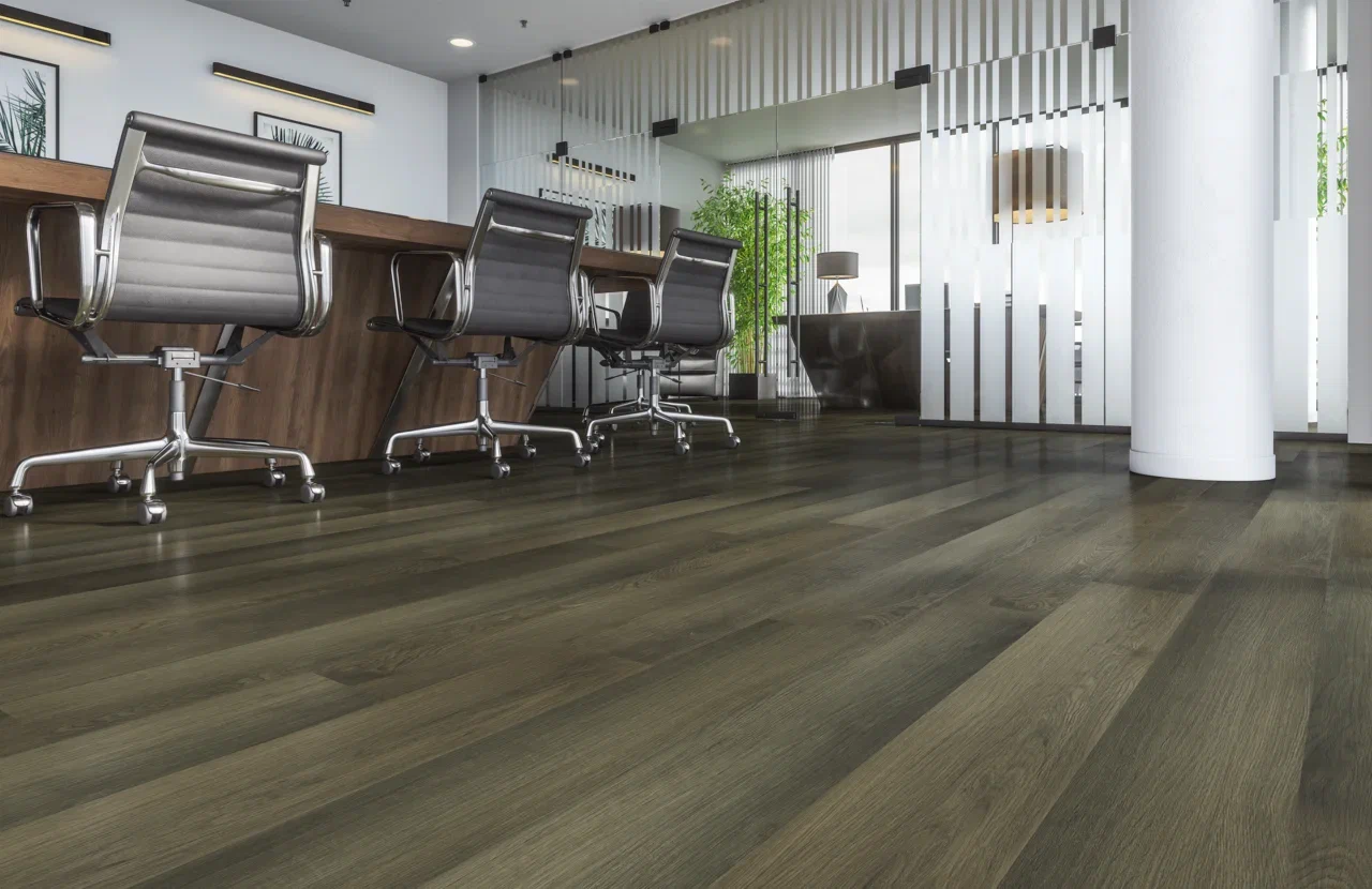 Кварцвиниловый SPC ламинат Home Expert Natural Дуб Древний лес 0-005 1220×150×3,5 фото в интерьере